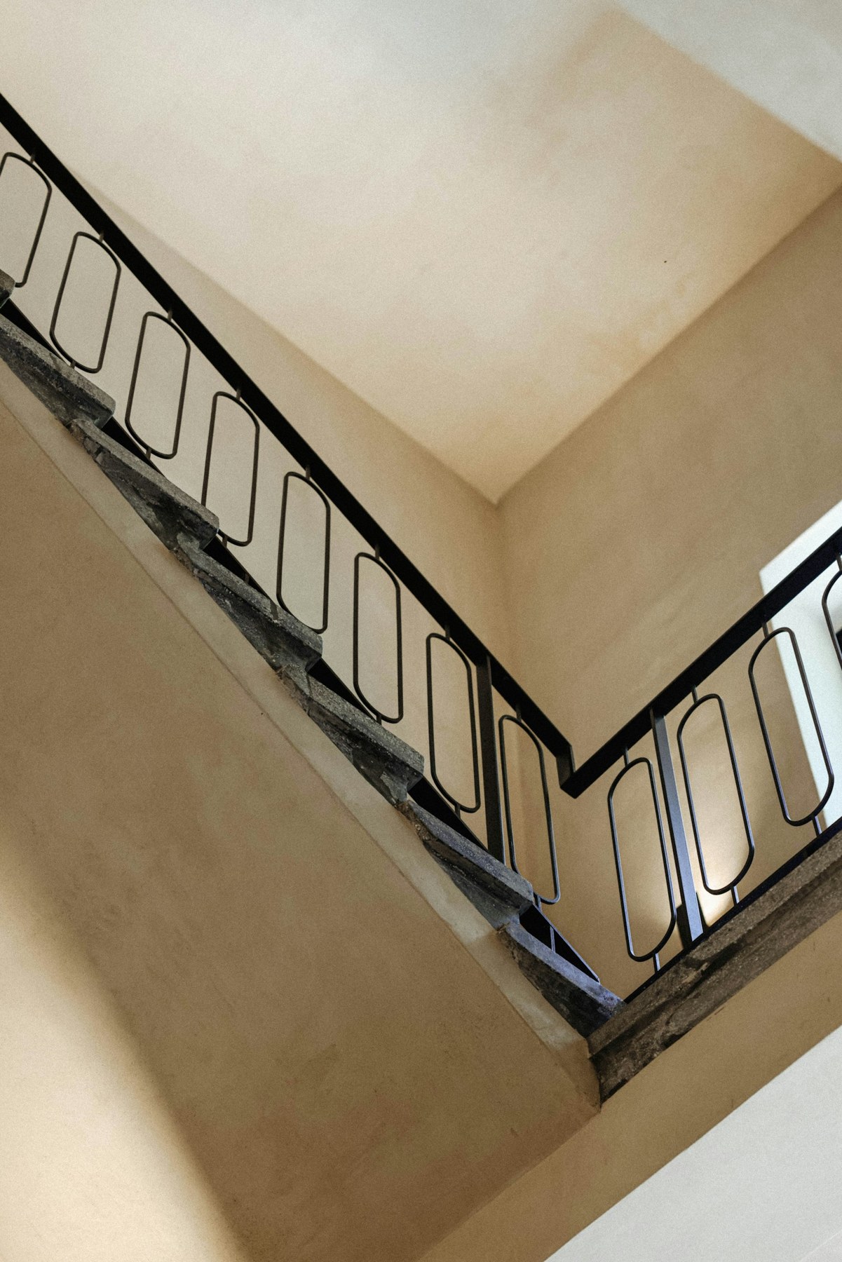 Wewnętrzna klatka schodowa z metalową balustradą