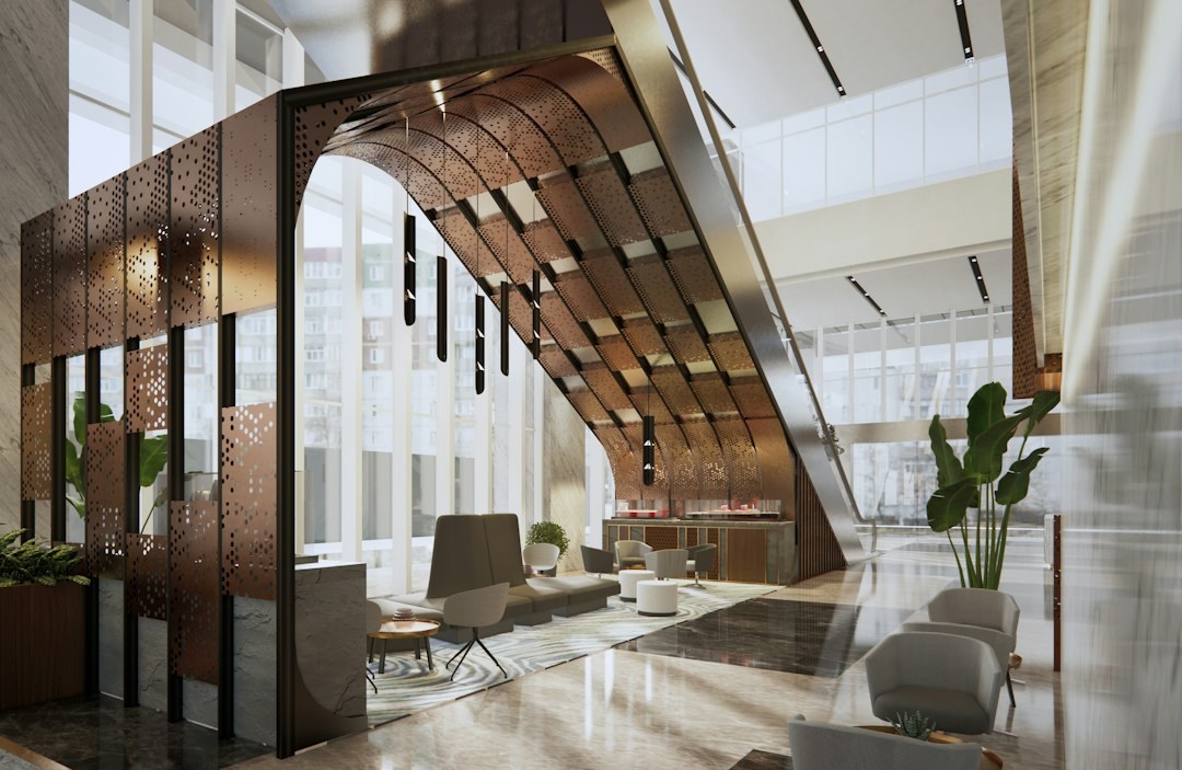 Wykończony lokal z drewnianymi schodami i miejscami do siedzenia
